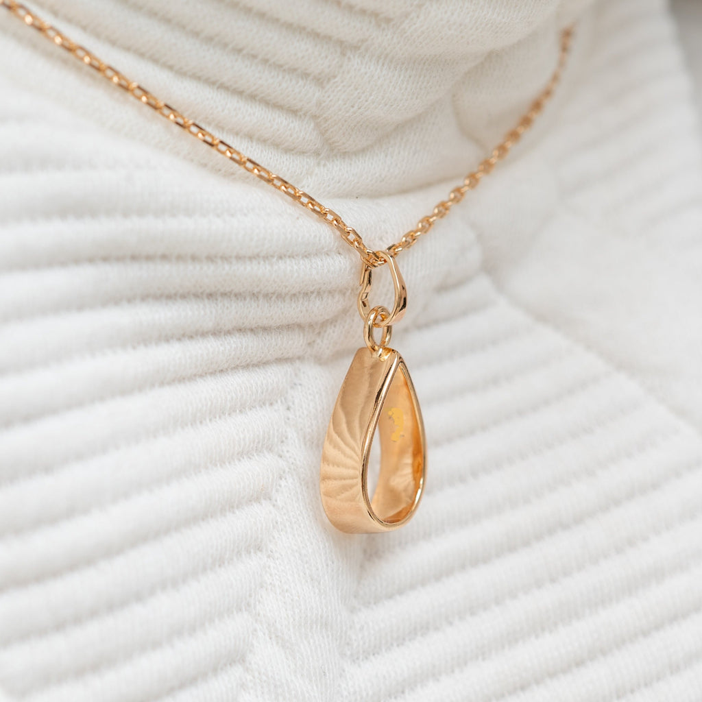 Harma minimal droplet teardrop necklace 18k gold plated hypoallergenic and waterproof. Harma jewelry Gold Plated 18K Minimalist Teardrop Necklace. 