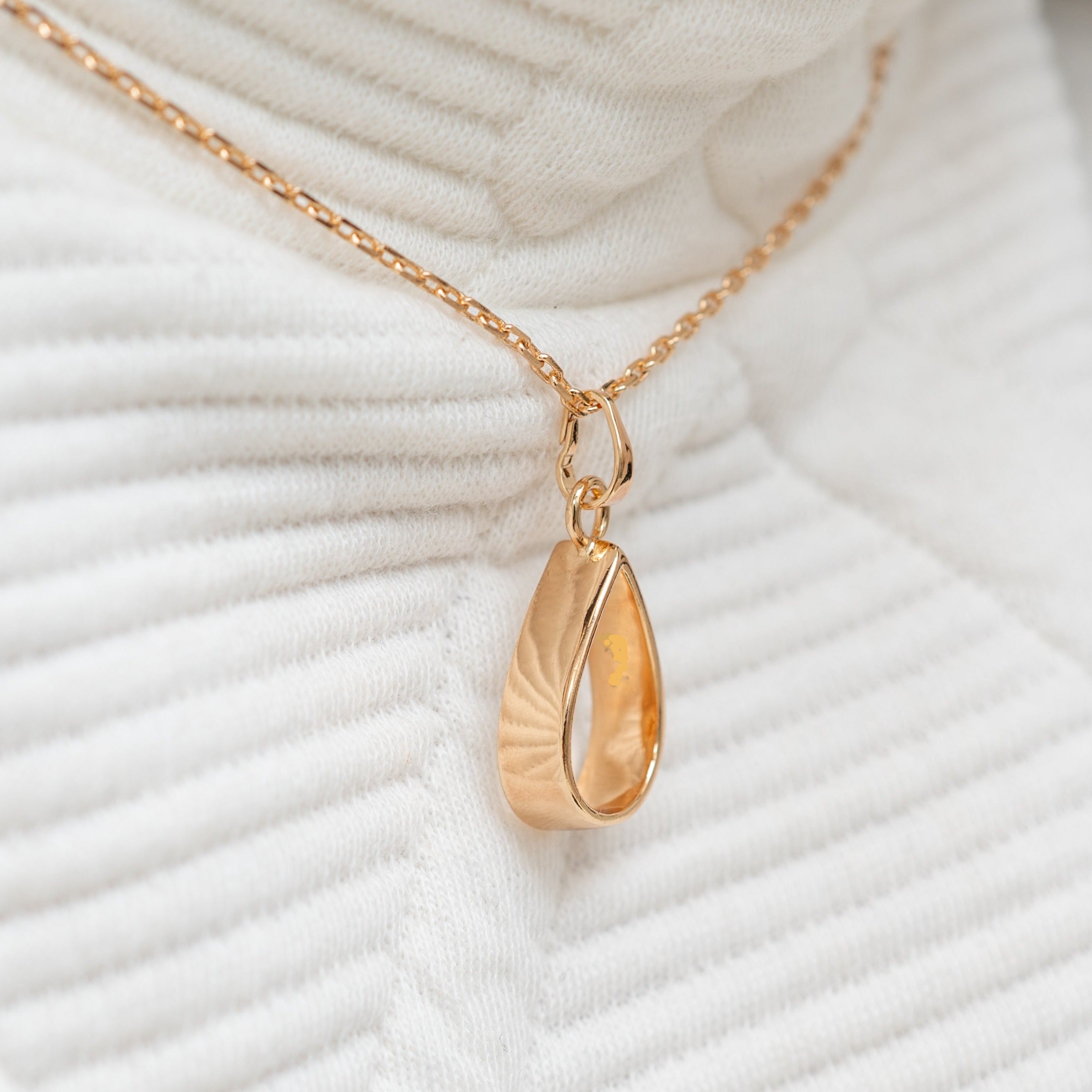 Harma minimal droplet teardrop necklace 18k gold plated hypoallergenic and waterproof. Harma jewelry Gold Plated 18K Minimalist Teardrop Necklace. 