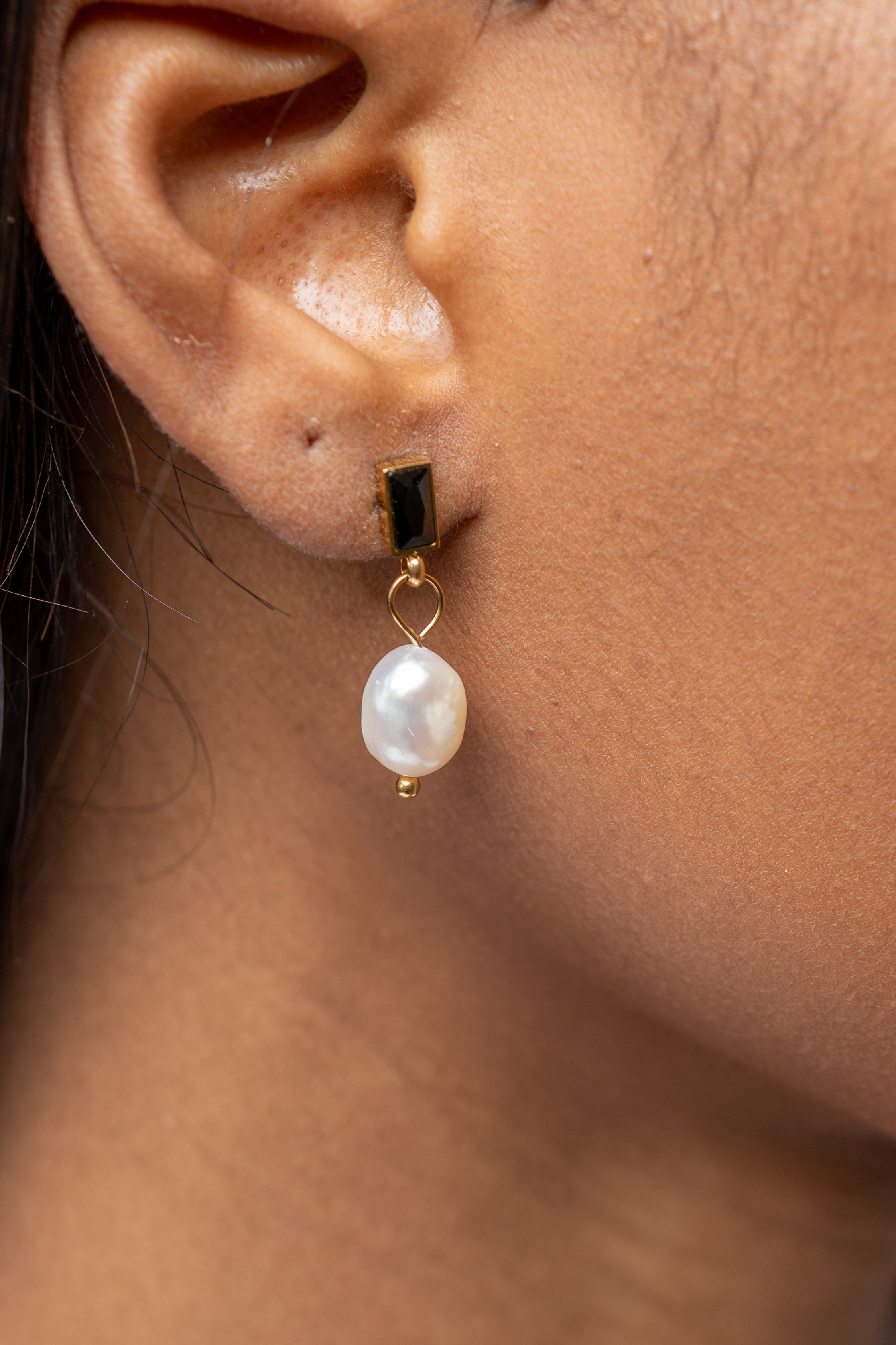harma jewelry 24k gold plated Black Baguette Pearl Drop Stud Earrings